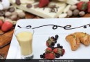 Gemischte Beeren und weiße Schokolade Ghujia mit Kahlua Thandai Rezept 