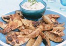 Stückige Kartoffelchips mit Roquefort-Dip 