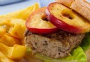 Schweinefleisch-Salbei-Burger mit Apfelringen 