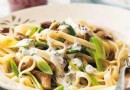 Stroganoff aus Frühlingszwiebeln und Pilzen 