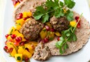 Schweinefleisch Pittas mit Mango und Granatapfel-Salsa 