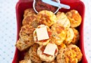 Käse-, Speck- und Zwiebel-Scones 