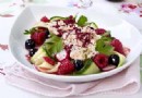 Beeren-, Krabben- und Gurkenbandsalat 