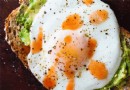 Avocado-Toast mit Sunny-Side-Ei 