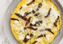 Zucchini-Nudel-Frittata mit Ziegenkäse und sonnengetrockneten Tomaten 