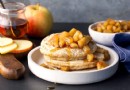 Glutenfreie Blender Pancakes mit Ahorn-Apfel-Kompott 