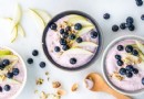 Himbeer-Smoothie-Bowls mit Birnen und Pistazien 