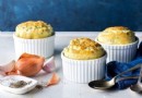 Einfaches Soufflé aus Mangold, Parmesan und Hüttenkäse 