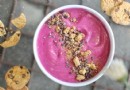 Rosa Plätzchen-Drachenfrucht-Smoothie-Schüssel 