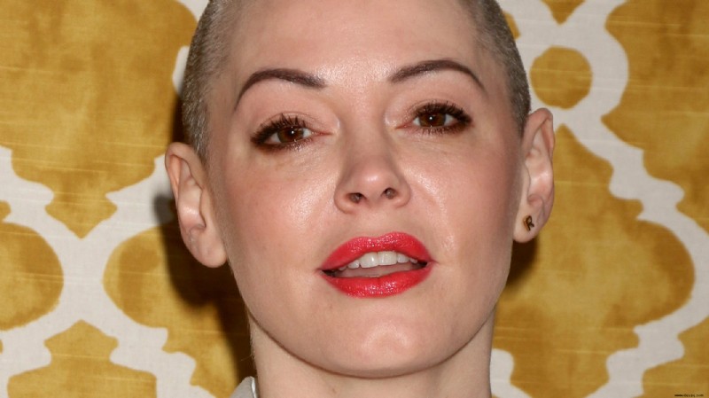 „Stoppt die Finanzierung von Vergewaltigern“:Rose McGowan greift Jeff Bezos an, während Twitter versucht zu erklären, warum es ihren Account gesperrt hat